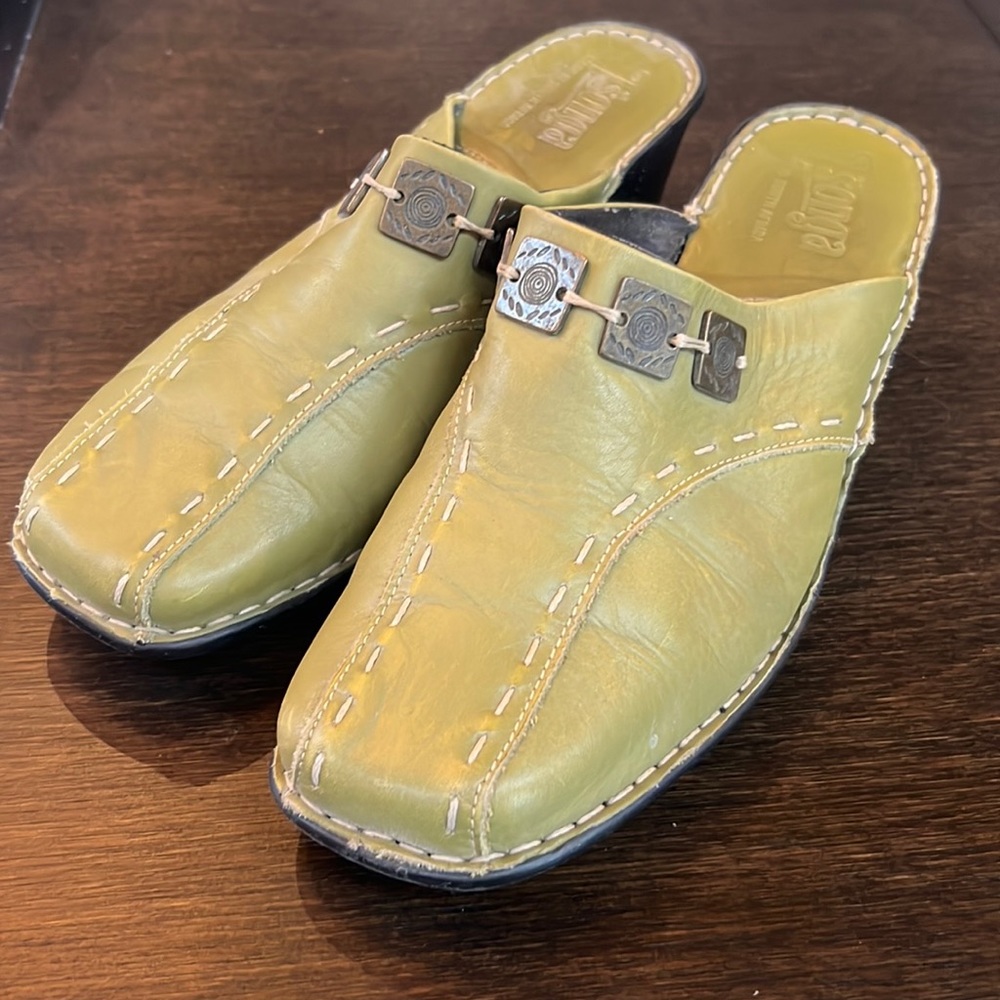 Green bell shoe